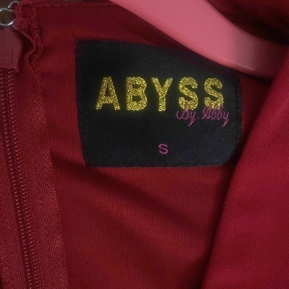 Abyss by Abby
SLEEVE PLUNGE V
NECK Gold BELTED DOUBLE HIGH SLIT MAXI Red DRESS S - Picture 11 of 14